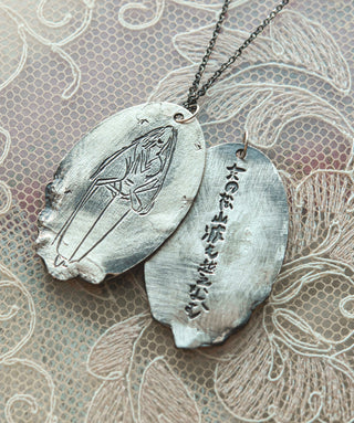 Collier noirci par le feu