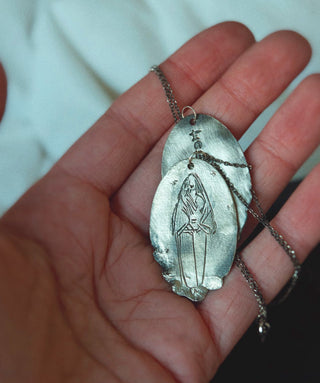 Collier noirci par le feu