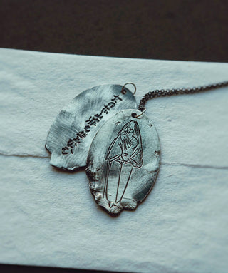 Collier noirci par le feu