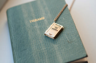 <em>Personnalisable</em> Collier Livre