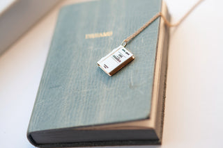 <em>Personnalisable</em> Collier Livre