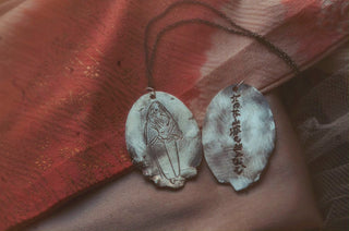 Collier noirci par le feu